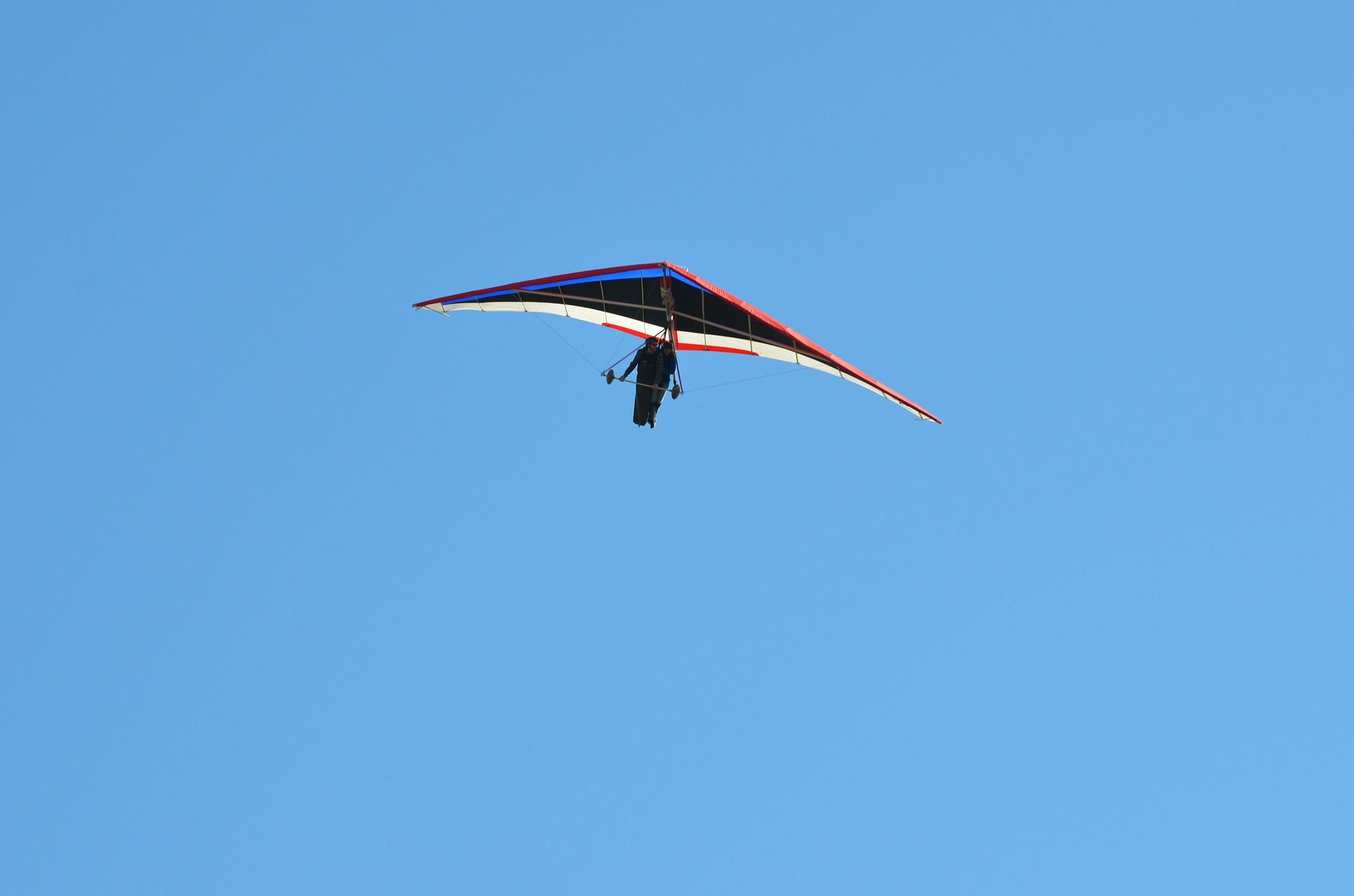 hang-gliding-delta-tandem-flying-blue-sky